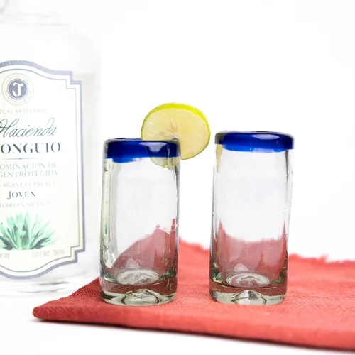 Miniatura 2 de Specialty - Vasos de tequila mexicanos, soplados a mano con color y textura únicos, juego de 4 piezas (borde azul)