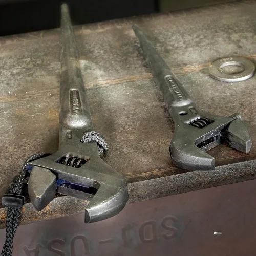 Miniatura 9 de Klein Tools 3227 Llave Ajustable Extra Ancha, Llave de Construcción Spud para Tuercas y Pernos de hasta 1-7/16 Pulgadas, 10 Pulgadas, con Orificio
