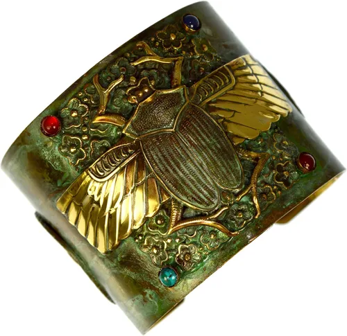 Elaine Coyne Collectible Artwear Patina Brass - Pulsera ancha con diseño de escarabajo egipcio, cornalina, ónix azul marino, turquesa, Latón