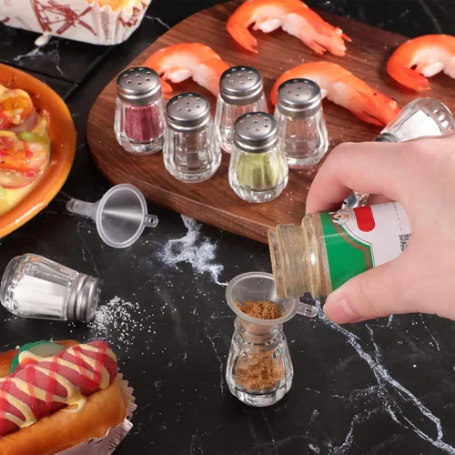 Miniatura 4 de Potchen 12 piezas saleros y pimenteros mini en forma de cubo a granel de 0.5 onzas pequeños de vidrio para especias con mini embudos de plástico