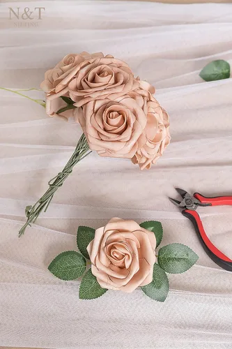 Miniatura 19 de N&T NIETING Flores artificiales, rosas artificiales de color rosa intenso, 50 piezas de flores falsas con tallo para ramos de boda DIY, centros