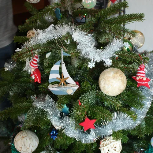 Miniatura 4 de Needzo Adorno grande para árbol de Navidad costero de velero, decoración colgante en forma de barco con estrellas de mar, conchas y cuerda (azul)