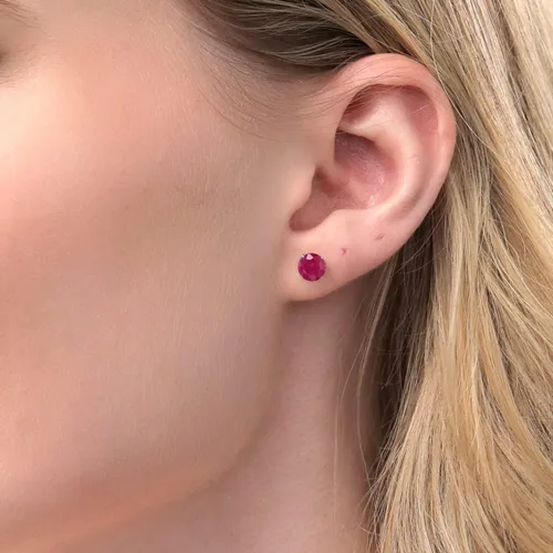 Miniatura 4 de Gem Stone King Pendientes de tuerca de oro blanco y rojo de 14 quilates para mujer