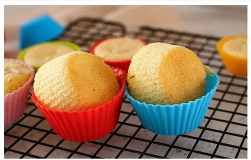 Miniatura 3 de Paquete de 24 tazas reutilizables de silicona para hornear cupcakes, tazas de 2.75 pulgadas y forros antiadherentes para muffins para fiestas