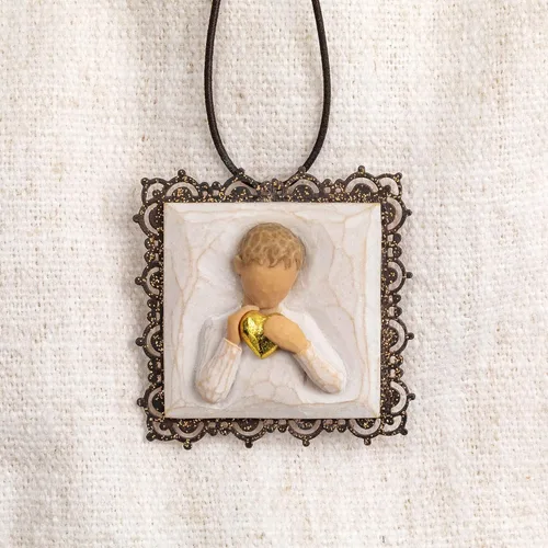Miniatura 3 de Willow Tree - Adorno colgante de corazón dorado con borde de metal, figura esculpida y pintada a mano en relieve