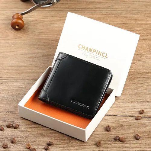 Miniatura 74 de Billetera de piel triple con bloqueo RFID para hombre con 2 ventanas de identificación, 2 compartimentos para efectivo, 6-8 ranuras para tarjetas