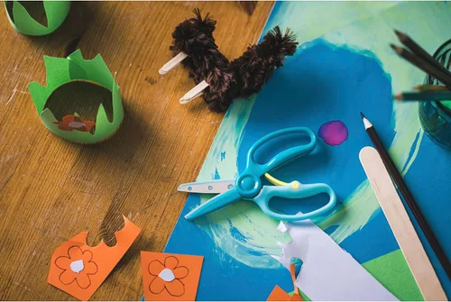 Miniatura 10 de Fiskars - Tijeras de entrenamiento para preescolares de 3 años en adelante (paquete de 3), tijeras de seguridad para niños pequeños con palanca
