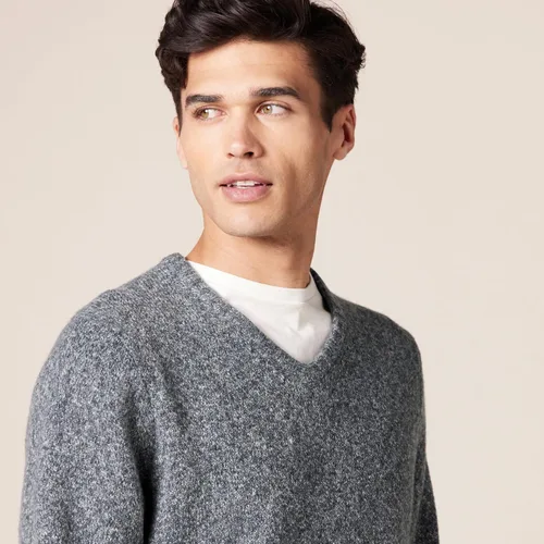 Miniatura 4 de Tienda Essentials Suéter de manga larga con cuello en V suave para hombre