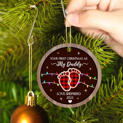 Miniatura 3 de Adorno de Navidad con texto en inglés "Your First Christmas As My Daddy 2025", regalo de recuerdo personalizado para nuevo papá Adorno Your Are
