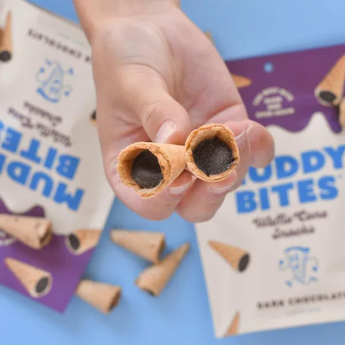 Miniatura 6 de Muddy Bites - Chocolate Oscuro - Bocados de Cono de Waffle Rellenos Tamaño Bocado para Aperitivo o Postre Hechos con Azúcar de Caña, Kosher