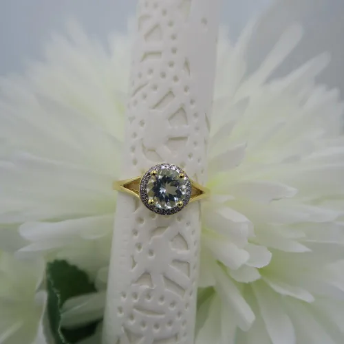 Miniatura 95 de Dazzlingrock Collection Anillo de compromiso redondo de 0.276 in con halo de diamante blanco y vástago dividido para ella en oro macizo de 14