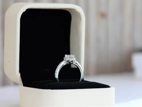 Miniatura 5 de LEMON GRASS Anillo de compromiso de diamantes con halo redondo de 1.22 qt con banda pavé en plata de ley con circonita cúbica transparente