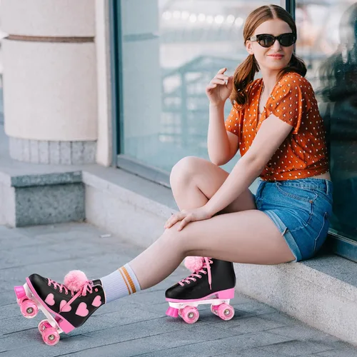 Miniatura 7 de Ruthfot Patines clásicos para mujeres y niñas con ruedas iluminadas y patrón de corazón de amor, patines de cuero PU de caña alta.. Negro
