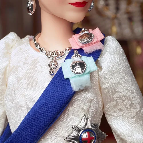 Miniatura 4 de Muñeca Barbie Signature Reina Isabel II Jubileo de Platino con vestido marfil, cinta, corona y guantes, con soporte para muñeca, regalo
