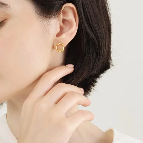 Miniatura 3 de CHOW SANG SANG Essence 999 - Aretes de aro de oro de 24 quilates con tiras Mobius para mujer 93863E