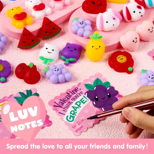 Miniatura 8 de JOYIN Paquete de 30 tarjetas de regalo para el día de San Valentín con juguetes esponjosos Mochi de frutas, juguetes para aliviar el estrés, juguete