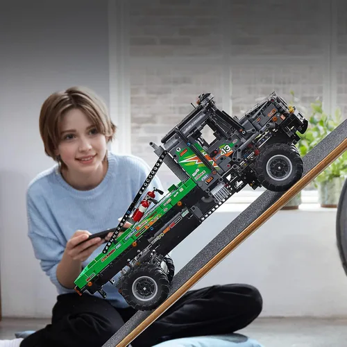 Miniatura 6 de LEGO Technic 4x4 Mercedes-Benz Zetros Trial Truck 42129 Kit de construcción; explora un potente camión de juguete controlado por aplicación; nuevo
