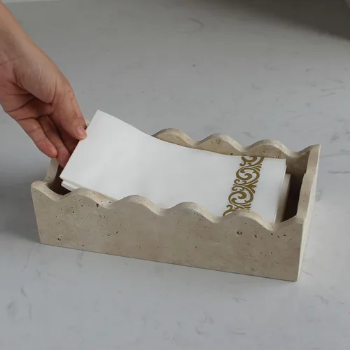 Miniatura 3 de Portatollas para invitados de travertino natural de 9.8" × 4.9" para baño, portaservilletas rectangular con borde festoneado, bandeja para toallas