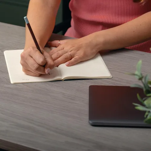 Miniatura 8 de Martha Stewart Noah Home Office Parsons Escritorio en grano de madera gris con marco de metal de bronce aceitado