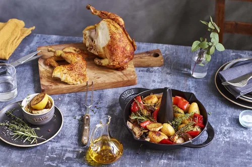 Miniatura 5 de Staub Asador vertical de pollo de hierro fundido de 9.5 pulgadas, negro mate, fabricado en Francia