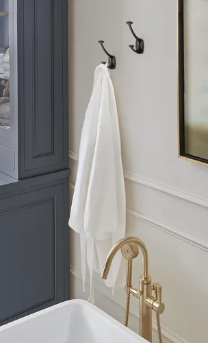 Miniatura 2 de Amerock H37001MB Gancho decorativo de pared de doble punta Vicinity 4-9/16 pulgadas (4.567 in) de longitud Gancho negro mate para abrigos