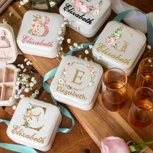 Miniatura 7 de iDWYN Joyero de cuero personalizado con inicial de nombre y flor, estuche organizador de joyas, estuche organizador de joyas, regalos de cumpleaños