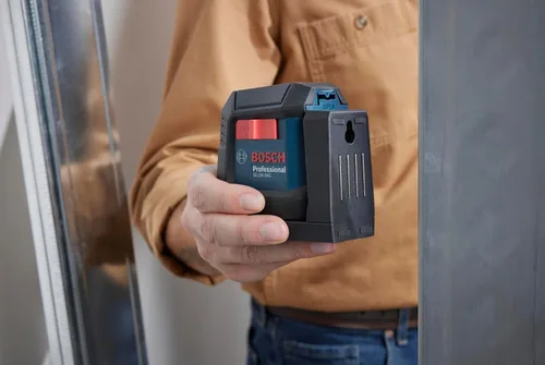 Miniatura 9 de Bosch GLL50-20G - Láser autonivelante de línea cruzada de haz verde de 50 pies, incluye soporte magnético integrado, 2 baterías AA y funda blanda