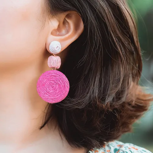 Miniatura 2 de Statement Raffia - Aretes redondos de bola colgantes de rafia, bonitos aretes bohemios hechos a mano para el verano para mujer