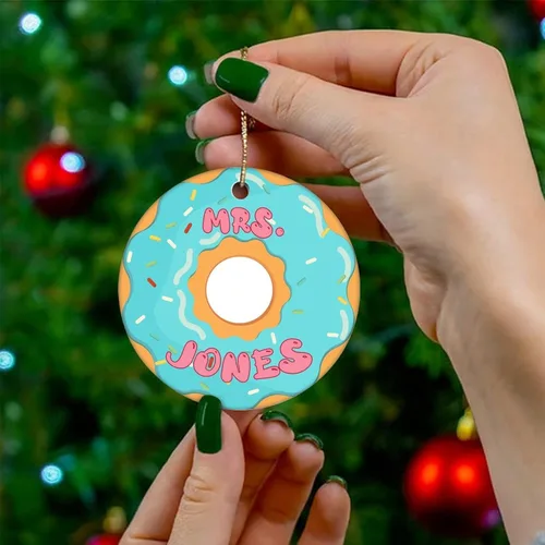 Miniatura 4 de Adornos de recuerdo de Navidad con nombre personalizado en donas, adorno de cerámica para regalos, adornos colgantes para árbol de Navidad