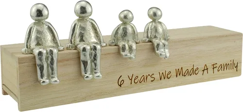 Miniatura 6 de Idea para el 6º aniversario – 6 Years We Made A Family Metal Ornament – Elige tu combinación familiar (1 niño)