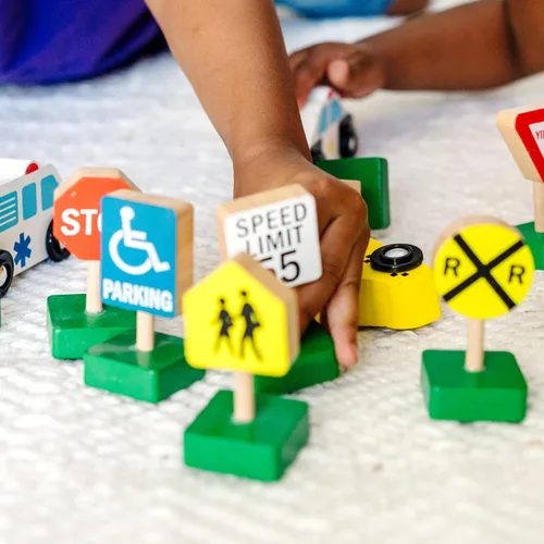 Miniatura 5 de Vehículos y señales de tráfico de madera Melissa & Doug con 6 autos y 9 signos