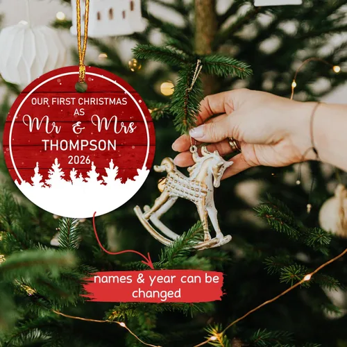 Miniatura 2 de Adorno personalizable con texto en inglés «Our First Christmas As Mr. & Mrs. 2026», adorno personalizado para el Sr. y la Sra. Nombre, primera