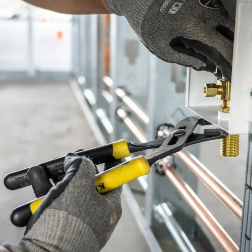 Miniatura 3 de Klein Tools Alicates J502-10, alicates de bomba de mandíbula ajustables, lengüeta y ranura, con asas de material dual, 10 pulgadas
