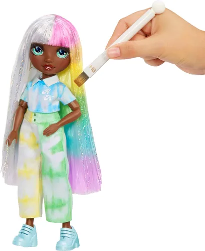 Miniatura 3 de Rainbow High Muñeca de moda DIY para crear con acuarelas y crear con kit de tie-dye lavable, ojos verdes, cabello largo y liso, top y zapatos