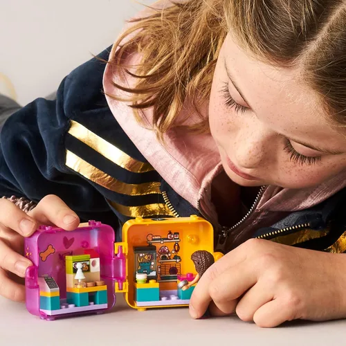 Miniatura 3 de LEGO Friends Andrea's Shopping Play Cube 41405 Kit de construcción, incluye una mini muñeca y una mascota de juguete, promueve el juego creativo