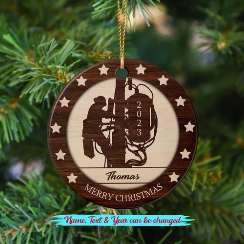 Miniatura 2 de Adorno de liniero de cerámica personalizado para Navidad 2025 – El favorito de Santa, primera Navidad como electricista, nombre personalizado