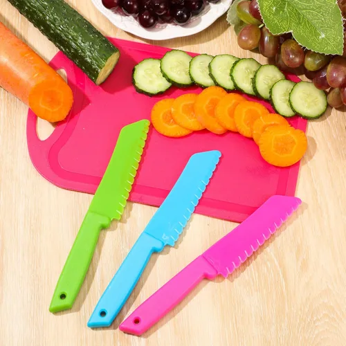 Miniatura 5 de Yinkin Juego de 20 cuchillos de plástico para niños con tabla de cortar, incluye 10 cuchillos seguros para niños, 10 tablas de cortar utensilios