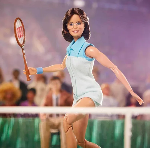 Miniatura 3 de Muñeca coleccionable de Billie Jean King de la serie Barbie Inspiring Women, aproximadamente 12 pulgadas, con vestido de tenis y accesorios, incluye