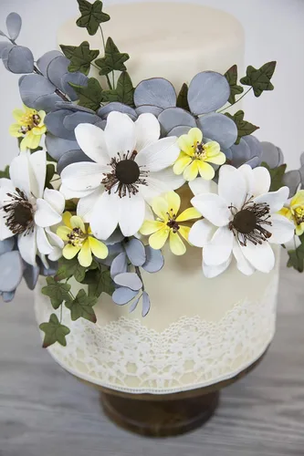 Miniatura 2 de Global Sugar Art Flores de pastel de azúcar con ramas de eucalipto, color gris, 5 unidades por el chef Alan Tetreault
