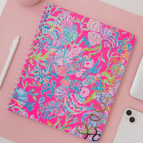 Miniatura 5 de Lilly Pulitzer Cuaderno grande de espiral de tapa dura rosa, 11 x 9.5 pulgadas con 160 páginas con rayas universitarias, Shell Me Something Good