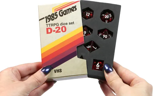 Miniatura 5 de 1985 Games Juego de dados D&D de borde afilado – Dados poliédricos de resina hechos a mano en caja retro VHS – 7 dados para TTRPG (Bola de Cristal)