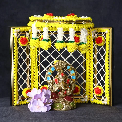 Miniatura 3 de Satvik 1 pieza Laduu Gopal Phool Bangla Pujan Mandir Flower Telón de fondo de soporte Singhasan Asan Lord Krishna Kishan Thakurji Dios escultura