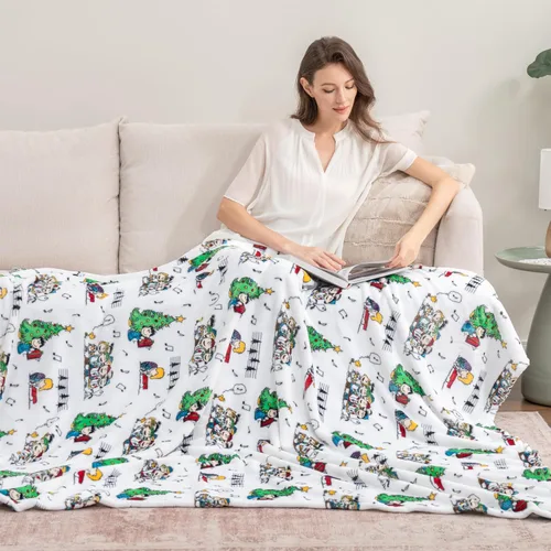 Miniatura 3 de Berkshire Blanket Peanuts® VelvetLoft® - Manta de felpa de Snoopy con lindo personaje, Gang Oh Christmas Tree White (60 x 70 pulgadas)