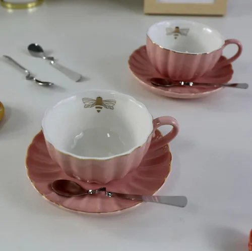 Miniatura 6 de YBK Tech Strengthen - Juego de tazas y platillos de porcelana, taza de 9 onzas con platillo, abeja dorada dentro de la taza (rosa)