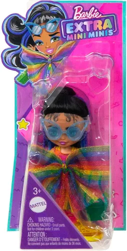 Miniatura 6 de Barbie Extra Mini Minis con coleta negra con mechas azules, usando vestido arcoíris y accesorios y soporte, 3.25 pulgadas