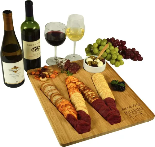 Miniatura 18 de Picnic at Ascot Tablero de queso/embutidos de bambú personalizado personalizado con un surco fresado en forma de letra para galletas – Incluye salsa