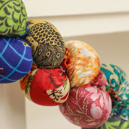 Miniatura 2 de Desi Favors Banderines navideños hechos a mano de tela Kantha, banderines en forma de cono, bandera de banderas triangulares, guirnalda de chimenea
