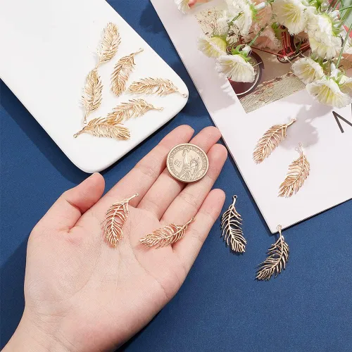 Miniatura 3 de BENECREAT 12 colgantes de plumas de latón chapado en oro de 18 quilates, colgantes de plumas de 1.5 x 0.5 x 0.06 pulgadas para aretes de bricolaje