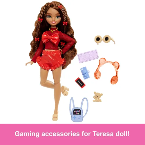 Miniatura 3 de Set de juego Barbie Dream Besties, muñeca posable Teresa de moda con cabello castaño y pinzas para el cabello, 10 accesorios temáticos de videojuegos