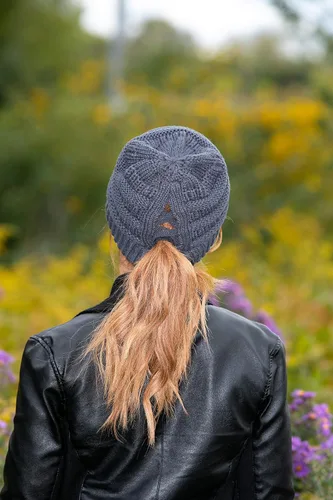 Miniatura 2 de Funky Junque - Gorro tejido para mujer tipo beanie con diseño cruzado en la parte posterior para poder usarlo con coleta o moño